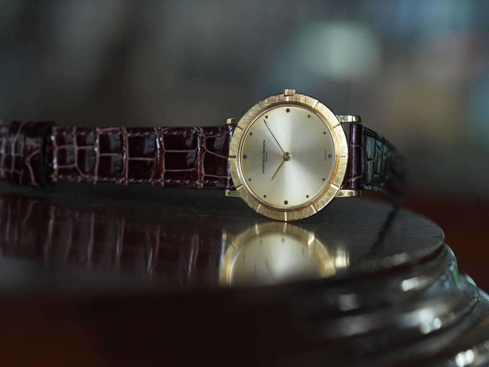 ヴァシュロンコンスタンタン/エクストラフラット/ラウンドケース/エングレービングベゼル/ドットゴールドダイヤル/ジュネーブシール