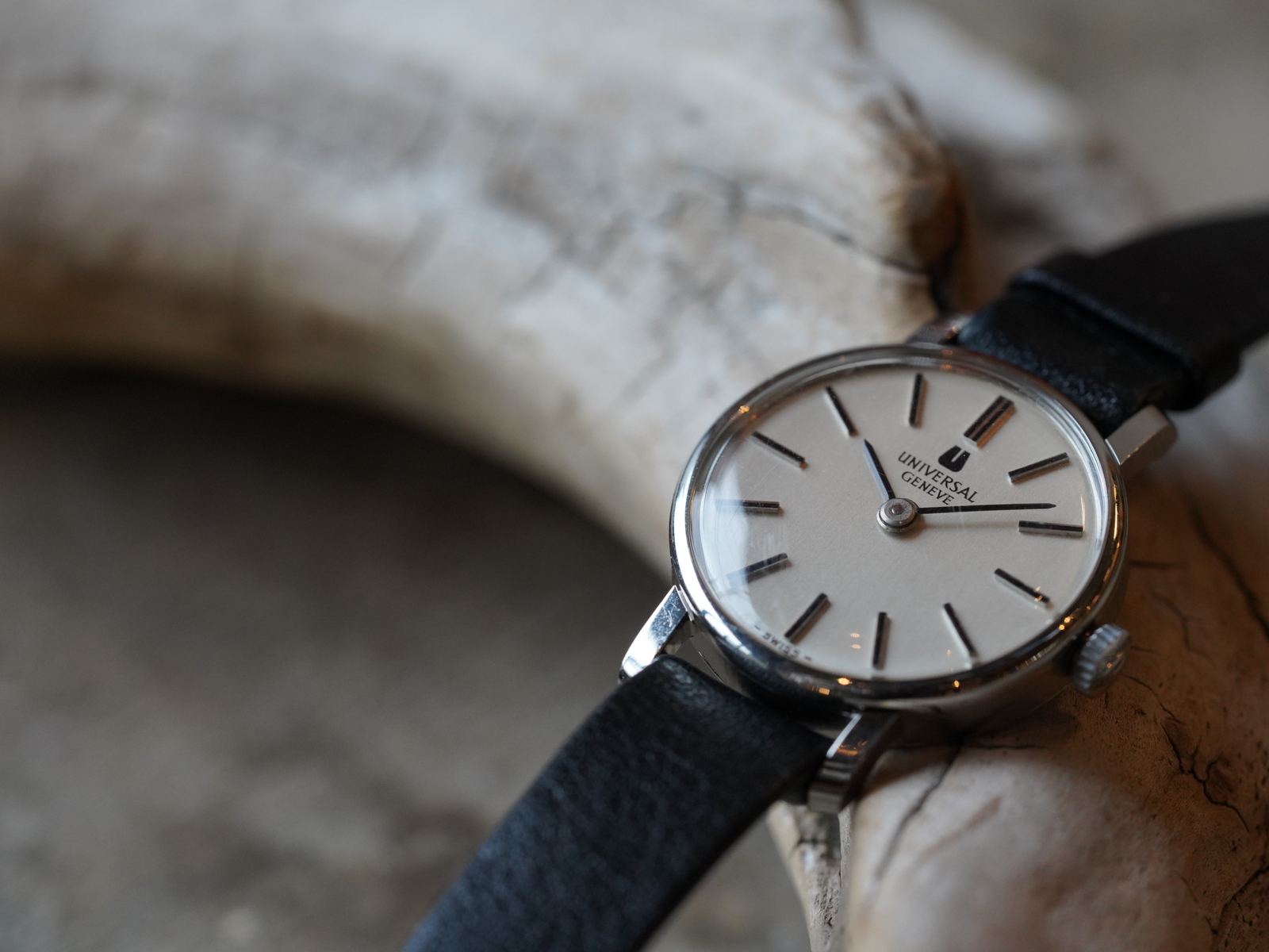 手巻きのレディース腕時計ですユニバーサル ジュネーブ 手巻き 腕時計 レディース