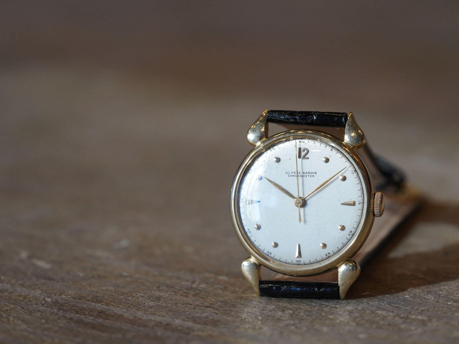 【稼働品】ユリスナルダン 手巻き　腕時計　ビンテージ色はゴールドです